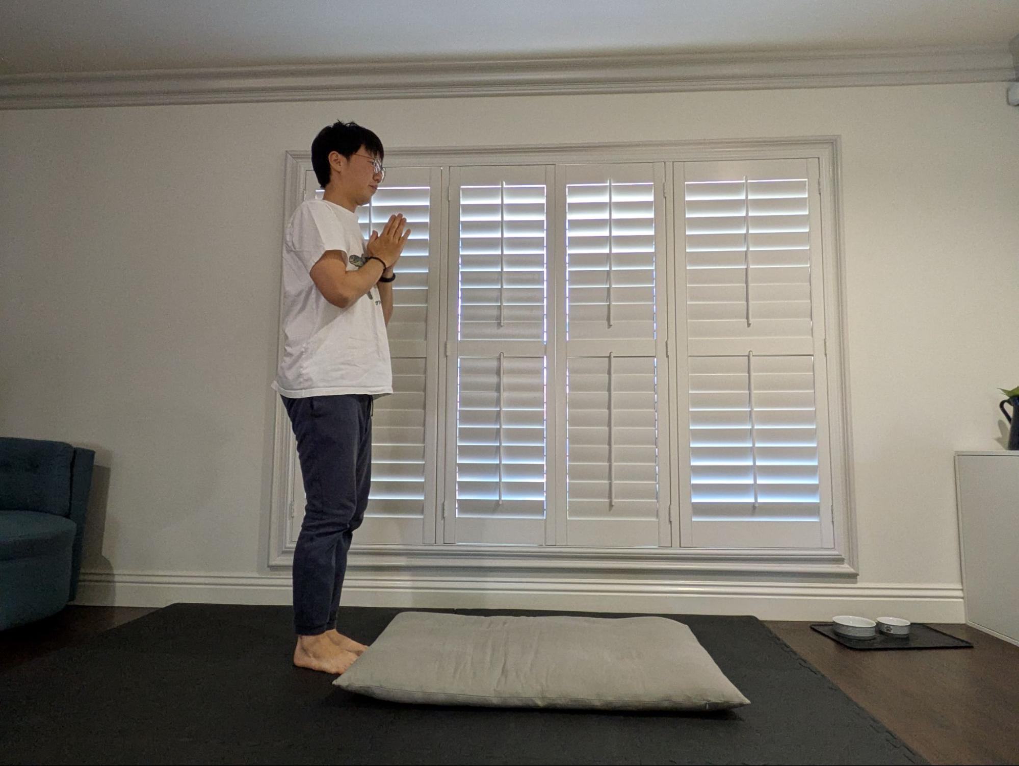 Standing position with hands in hapjang