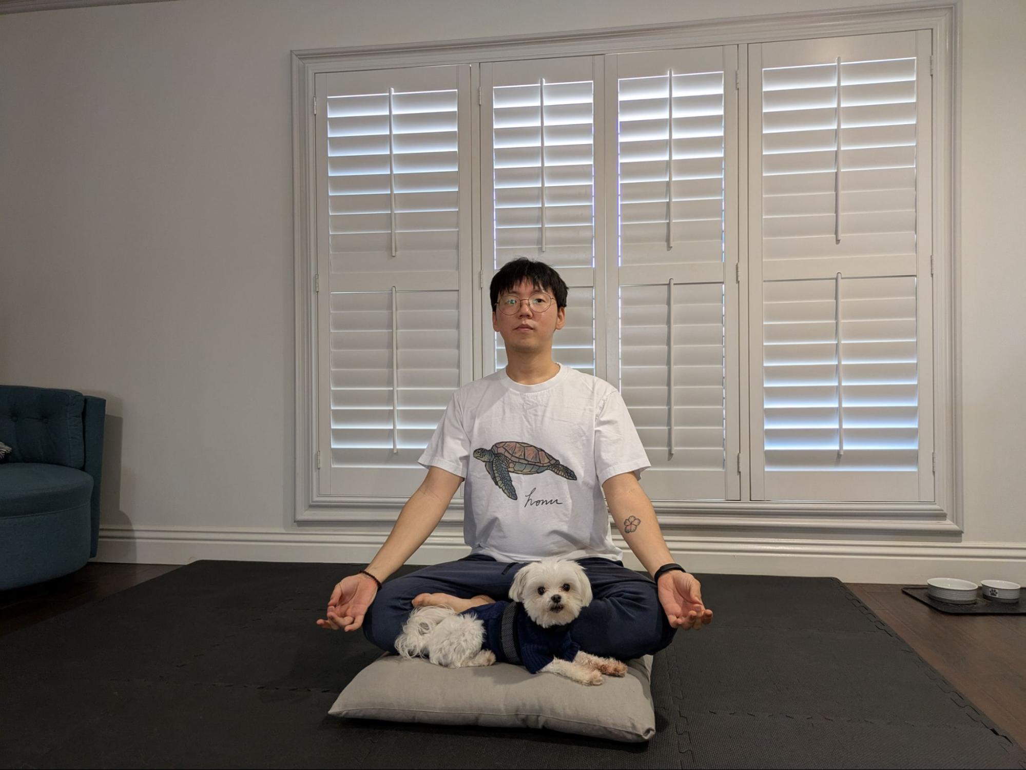 Alternative meditation hand position — open palms resting on the knees