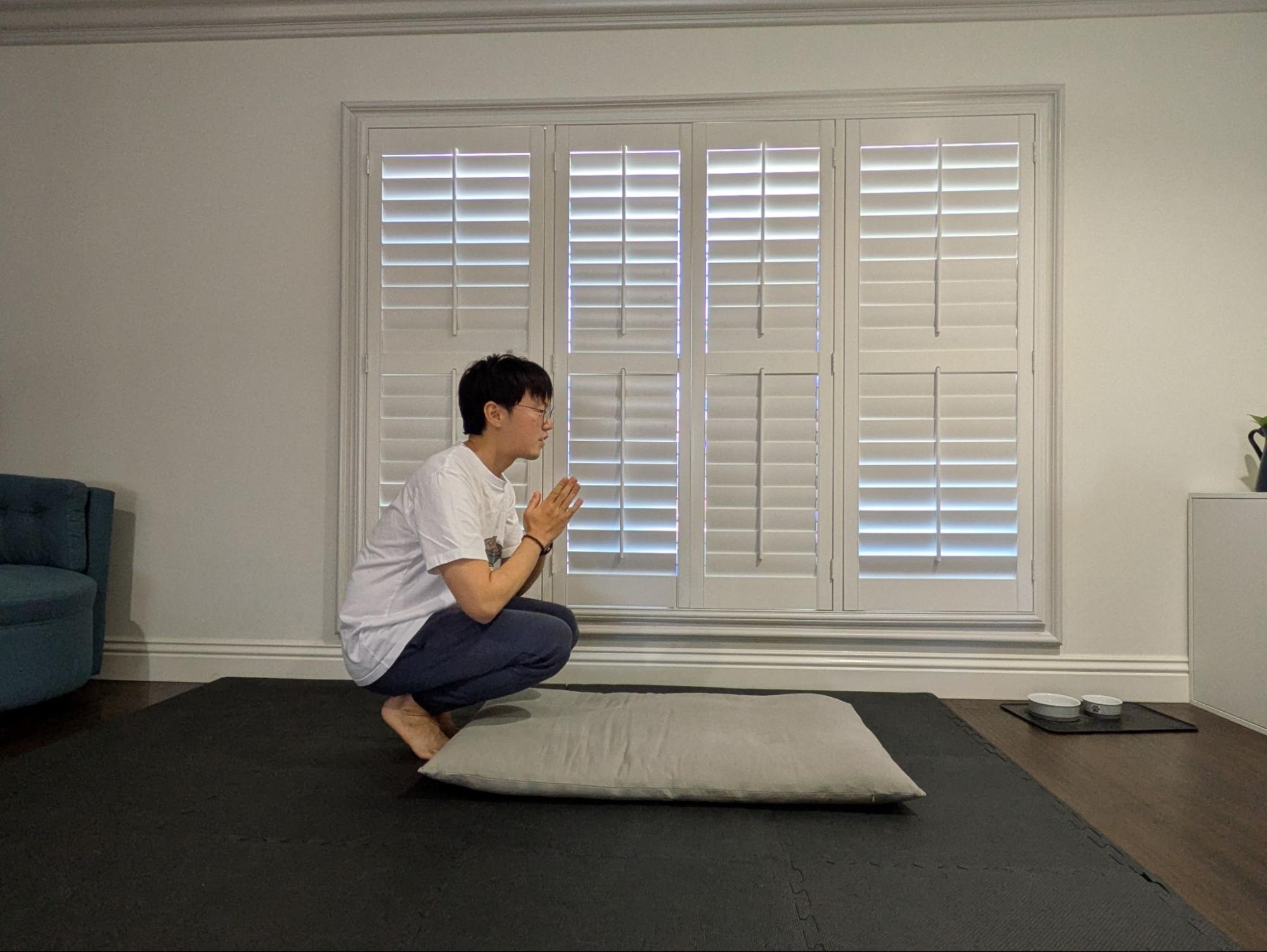 Squatting with hands in hapjang