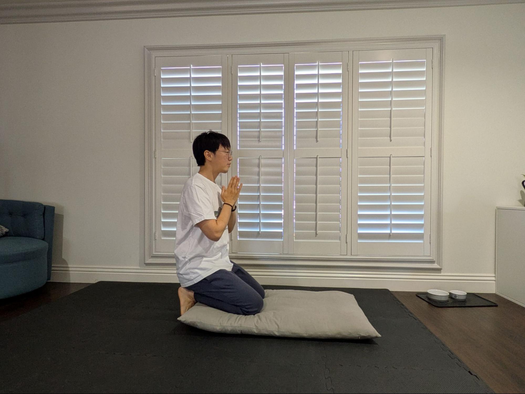 Kneeling on the mat in hapjang position